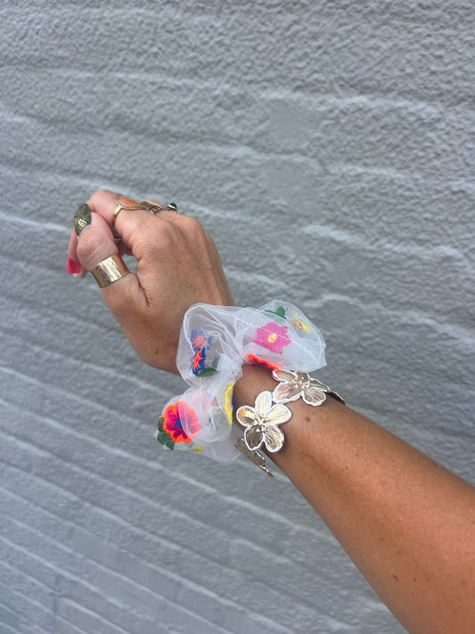 Bushel & Peck Scrunchie 🌸